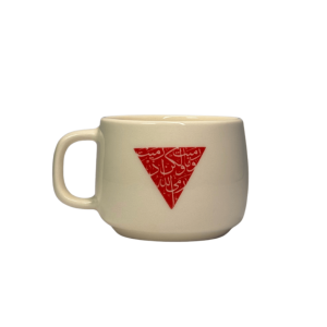 ماگ سرامیکی سفید با طرح نمادین مثلث سرخ و تایپوگرافی مفهومی