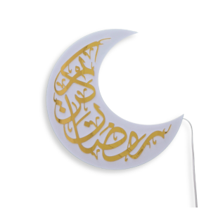 دکوری نوری رمضان کریم طرح هلال ماه و خوش‌نویسی طلایی اسلامی برای تزیین و نورپردازی ویژه ماه رمضان.