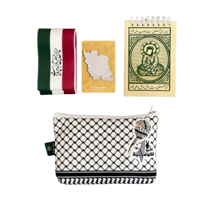 پک کامل لوازم راهیان نور، شامل کیف، سربند پرچم، دفترچه و استیکر اینه یادگاری با نمادهای ملی و مذهبی.